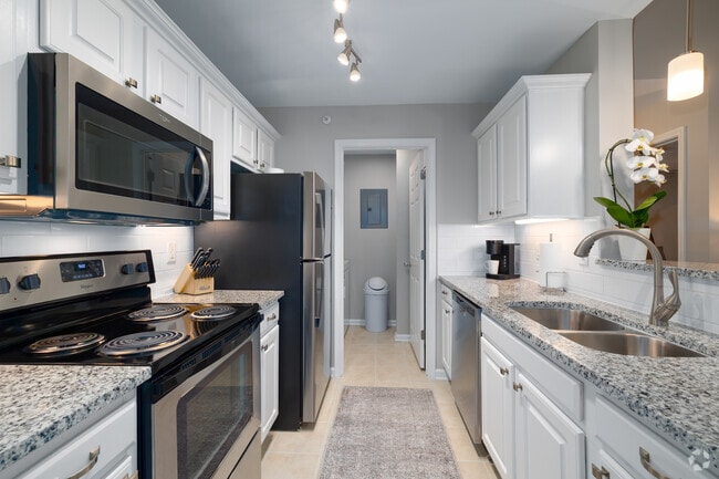 2BR, 2BA - Kitchen - Regency Park Apartments