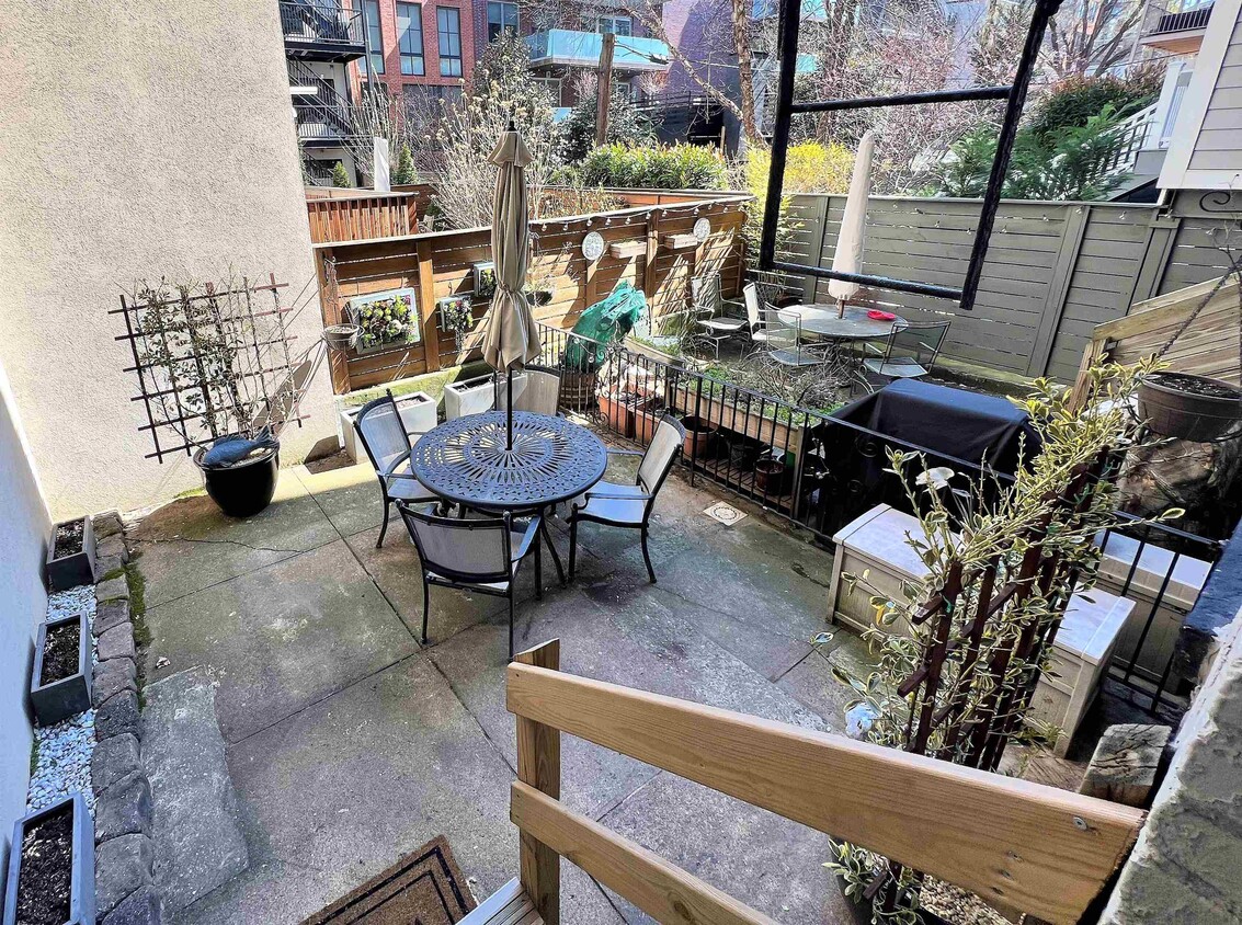 Foto principal - 129 Willow Ave