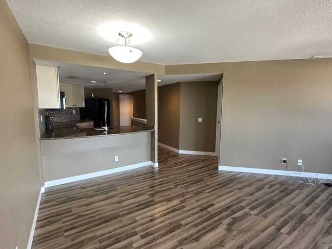 Building Photo - Renovated 1BR High-Rise Condo in Downtown ...