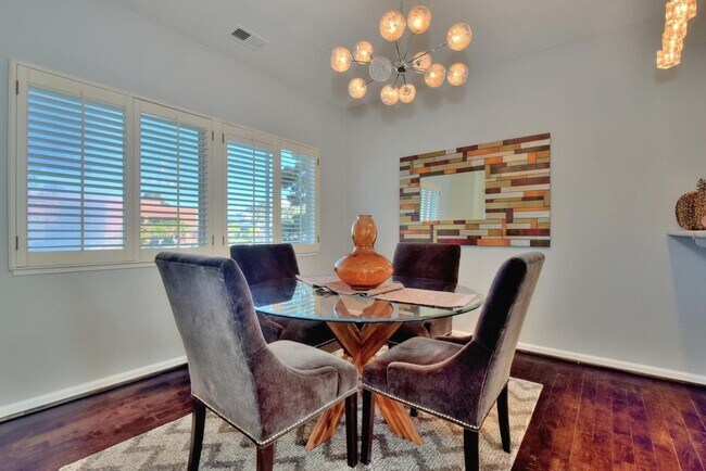 Foto del edificio - 101 Emerald Bay Ln