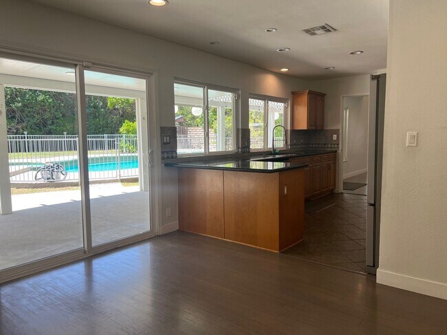 Foto del edificio - 8431 Faust Ave