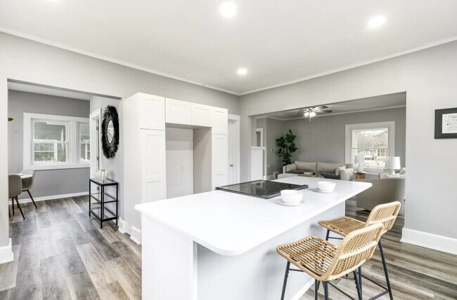 Foto del edificio - 3 bedroom / 2 bathroom home with Fenced Ba...