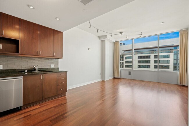 Building Photo - 207 King St