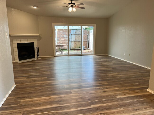 Foto del edificio - 759 Meadowcreek Ct