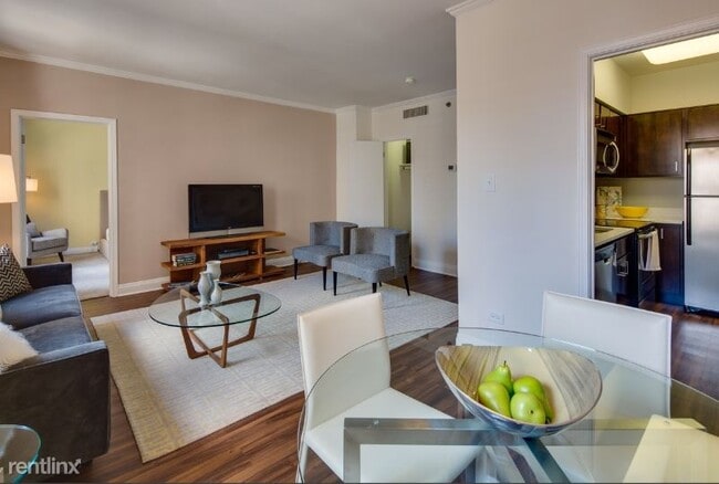 Building Photo - 1 br, 1 bath Apartment - 194 E Delaware Pl