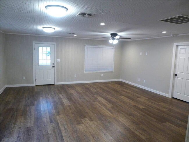 Building Photo - 322 Sabine St
