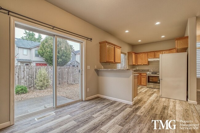 Building Photo - Modern 3 Bed 2.5 Bath Home in Sifton with ...