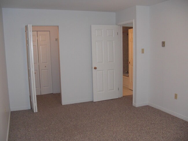 Building Photo - Stunning Two Bedroom Apartment in the Hear...