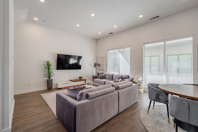 Foto del edificio - Modern Townhome with Dual Primary Suites & 2-Car Garage | Knox-Henderson / Lower Greenville