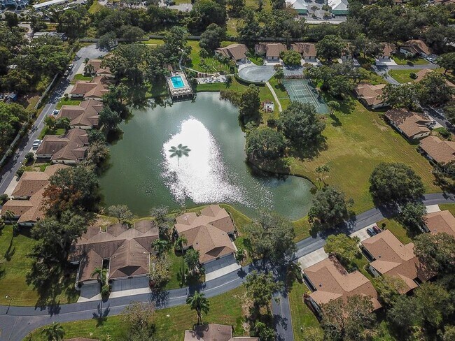 Foto del edificio - 625 Oak Hill Cir