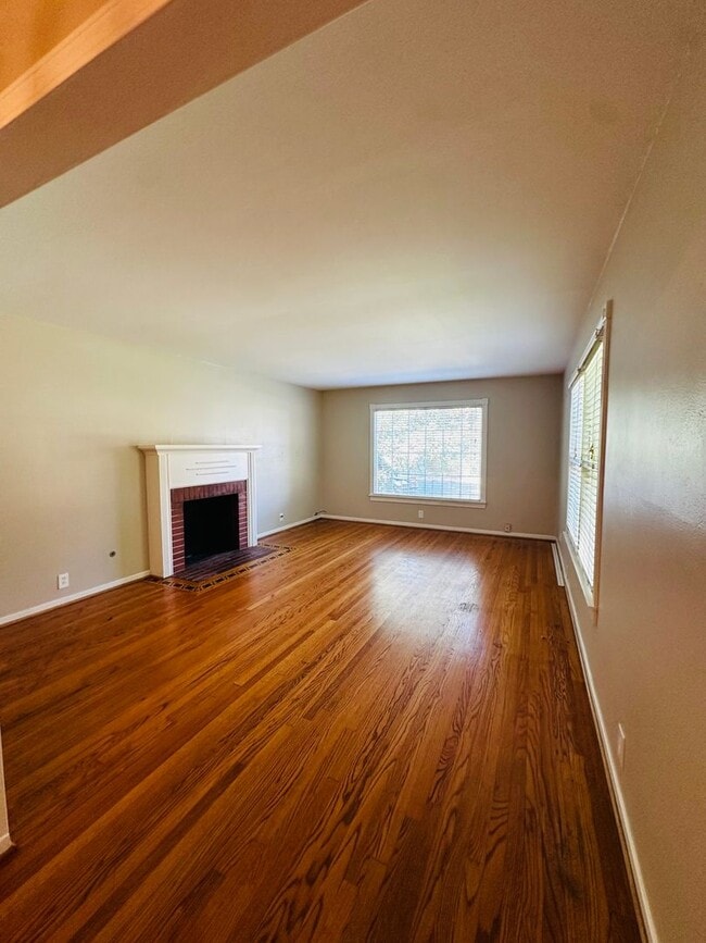 Building Photo - Vintage Vibes