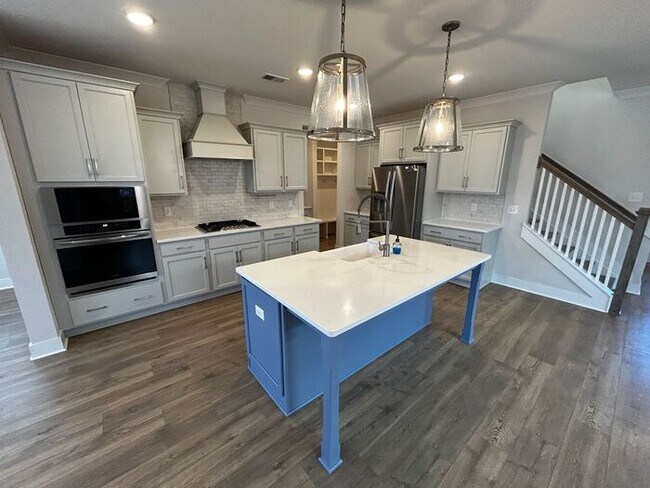 Foto del edificio - 4-Bed/3.5-Bath Home with Fenced Yard and Garage Parking/Available Soon!