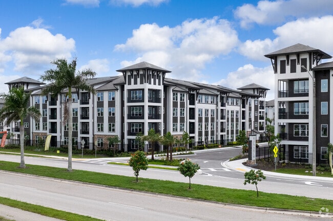 Building Photo - Monarch