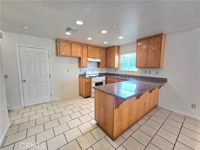 Building Photo - 8451 Oleander Ave
