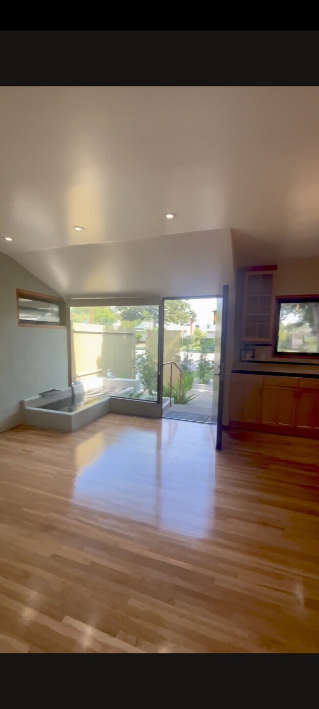 hazaña de estanque de peces en la sala de estar - 3641 McLaughlin Ave