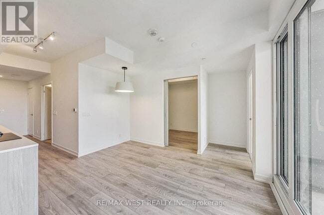 Building Photo - 505-2020 BATHURST St