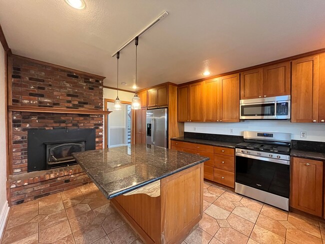 Building Photo - Oregon City 4 Bedroom 3.5 Baths House with...
