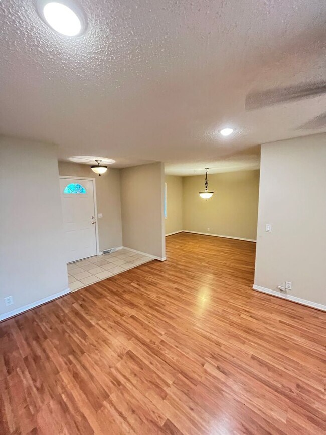 Building Photo - 3 bedroom 1. 5 bath home in Rogers / fence...