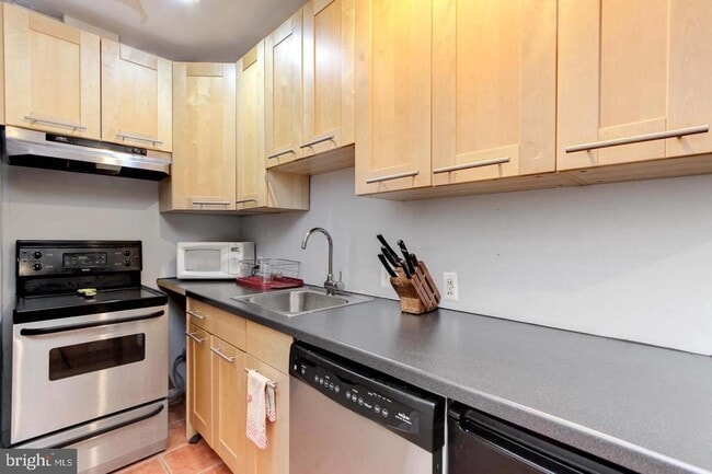 Building Photo - 811 S Broadway