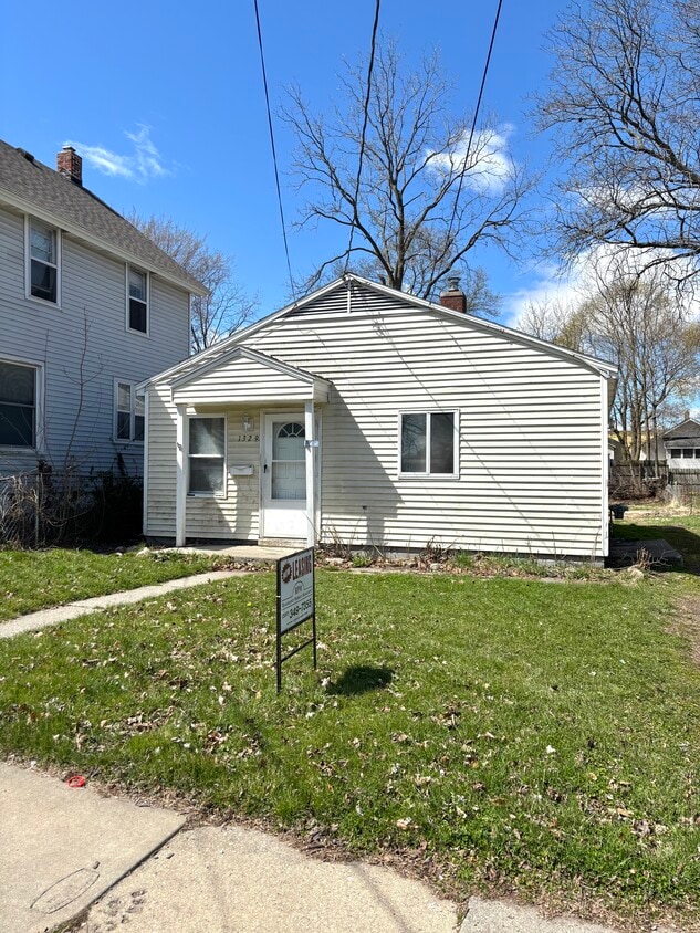 Primary Photo - 1329 Roosevelt Ave