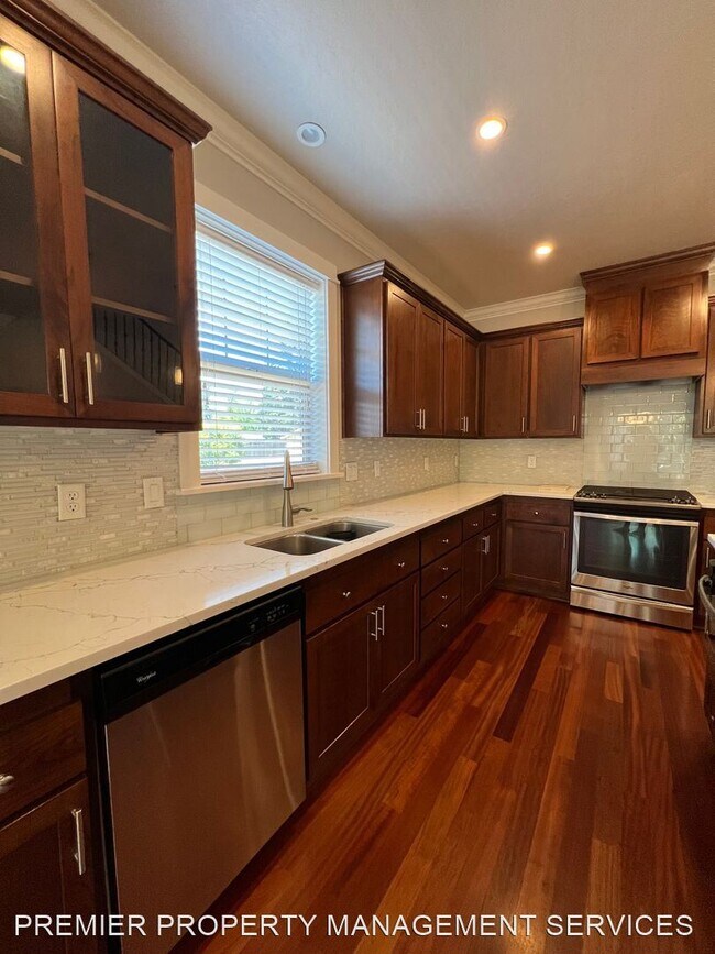 Building Photo - 3 br, 2.5 bath House - 926 Robin Hood Ave