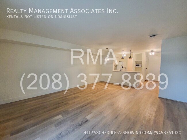 Building Photo - Recently Remodeled