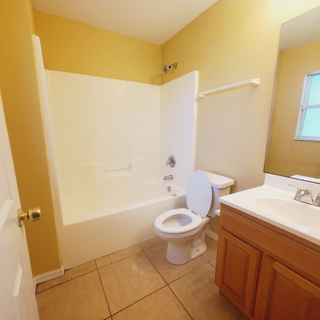 Building Photo - Spacious 3 Bedroom 2 Bath 2 Car Garage PLU...