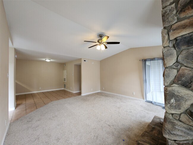 Building Photo - 17401 Red Oak Dr