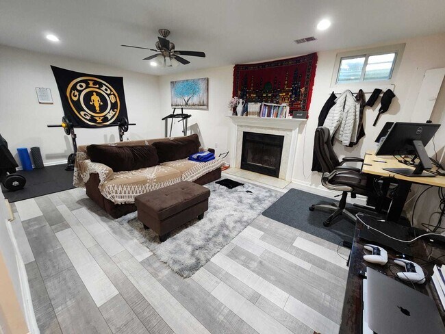 Building Photo - Spacious Corner Townhouse for Rent in a Pr...