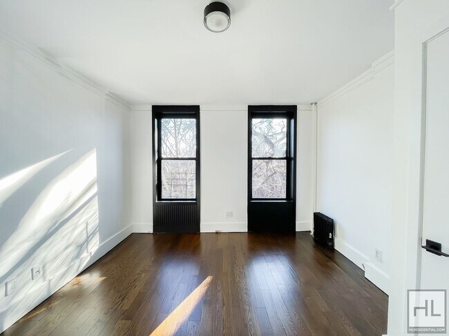Foto del edificio - Carroll Gardens / 2-Bed 1-Bath / In-Unit Washer & Dryer