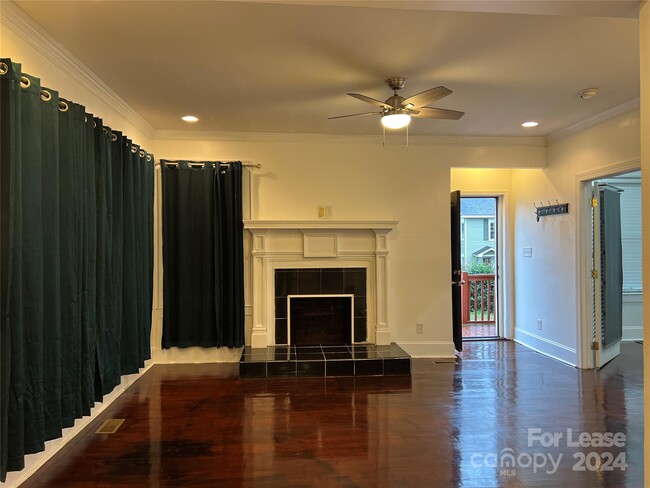 Building Photo - 424 Woodvale Pl