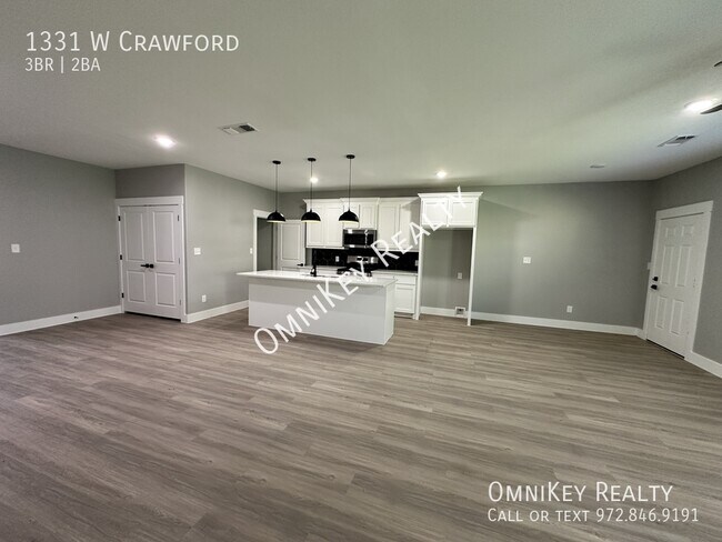 Building Photo - 1331 W Crawford-