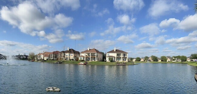 Foto del edificio - 2714 Lake Villa Dr