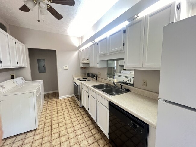 Building Photo - Felder 6 Unit