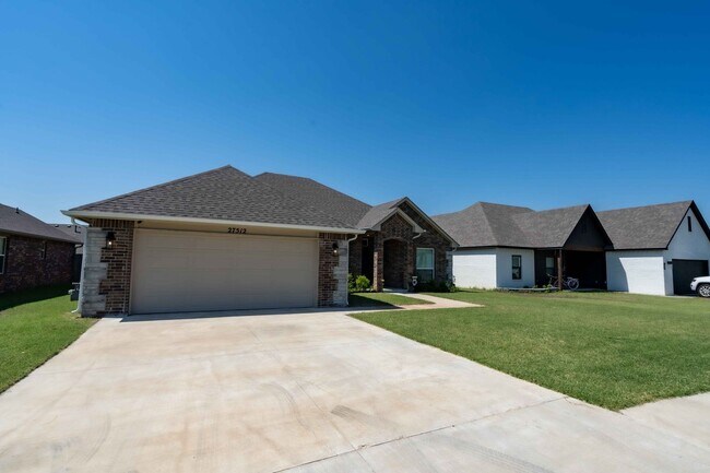 Foto del edificio - NEW LISTING! 4 bed/ 2 bath with updates th...