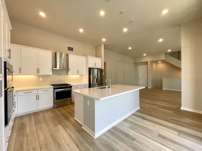 Foto del edificio - Stunning 3B/3BA 4-story Upgraded Home w/ P...