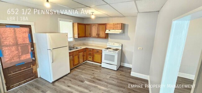 Building Photo - 1st and 2nd Floor: 4 Bedroom/ 1 Bathroom A...