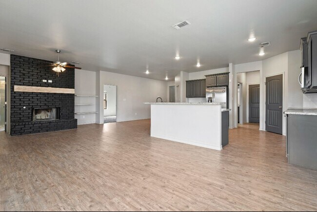 Building Photo - 4 bed 2 bath in North Pointe now available