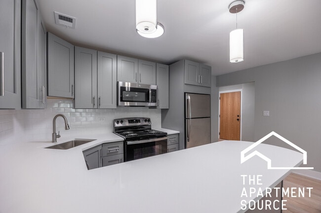 Building Photo - 1220 N La Salle Dr