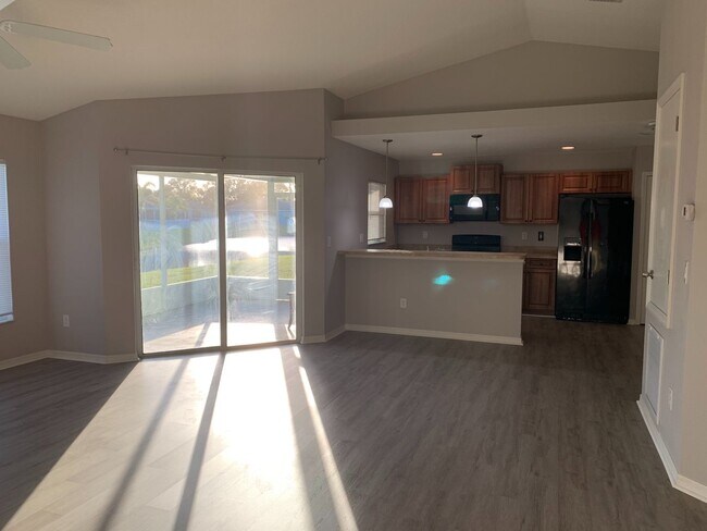 Foto del edificio - Well maintained 3/2/2 with pond view and community pool