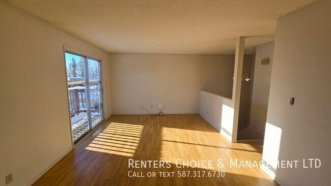 Photo du bâtiment - 3 Bedroom Unit With Assigned  Parking BONUS INCENTIVE