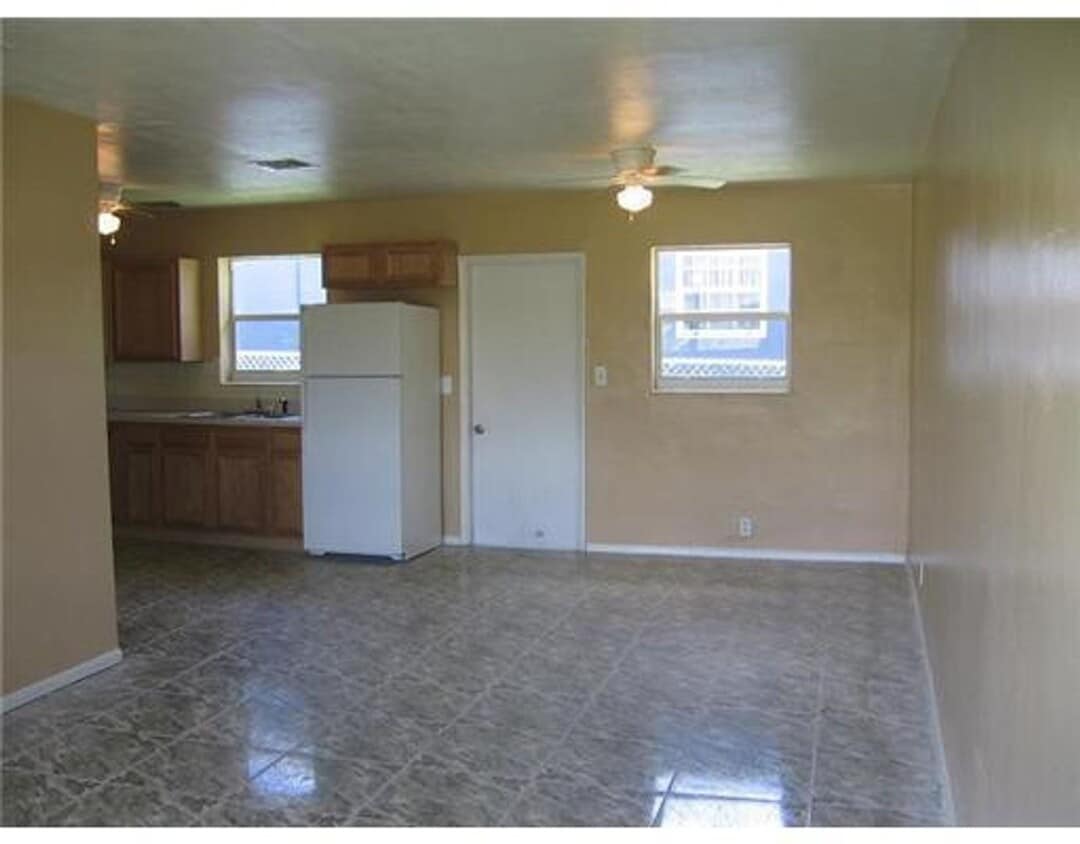 Building Photo - SPACIOUS 3/2 GREAT FAMILY HOUSE