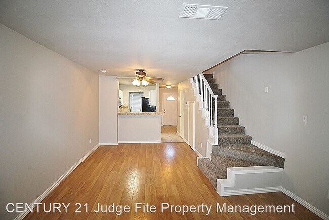 Building Photo - 2 br, 1.5 bath House - 613 Carriagehouse L...