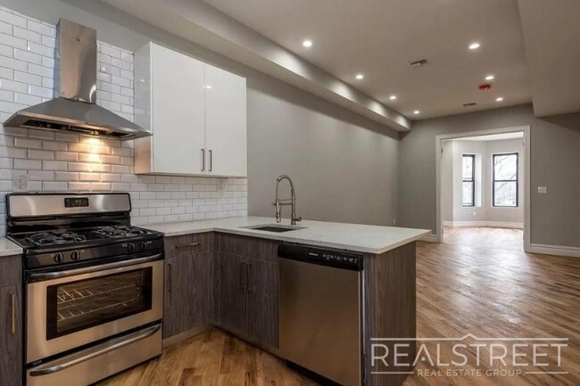 Building Photo - 3 bedroom in BROOKLYN NY 11221