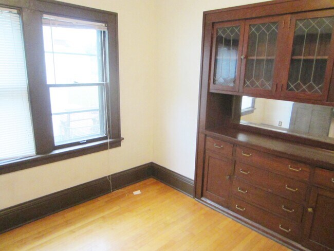 Building Photo - 917 27th Ave SE