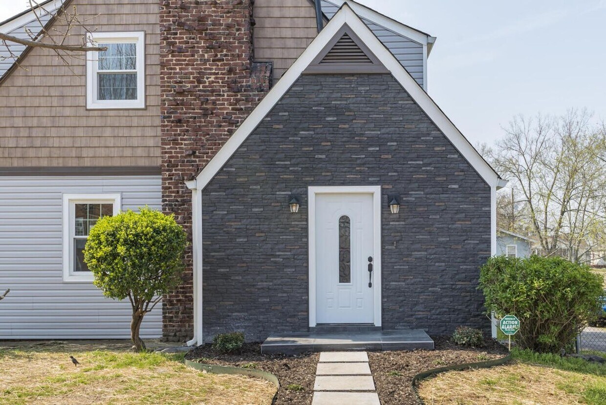 Foto principal - 4 Bedroom Charming Home in Historic Glenwood!