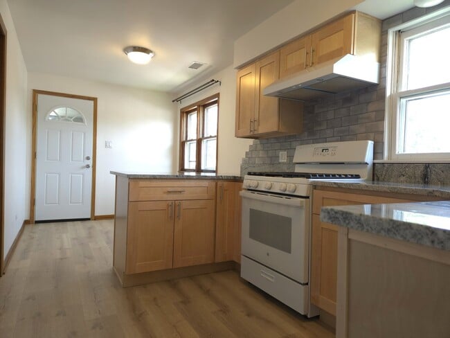 Building Photo - 7010 W Diversey Ave
