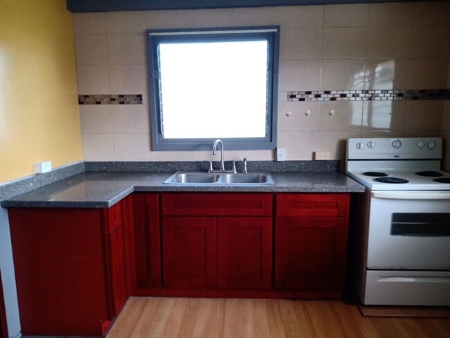 Building Photo - Upstairs duplex unit in Waipio! Convenient...