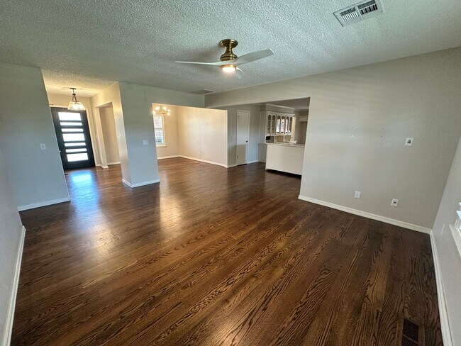 Foto del edificio - For Rent: Upgraded 3 Bed, 2.5 Bath Home in...