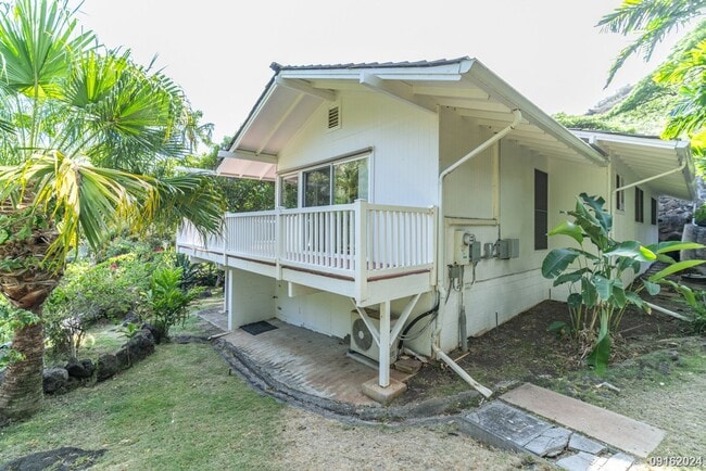 Building Photo - 1555 Kalaniiki St